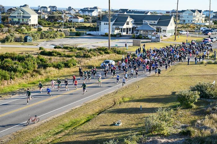 12. Geleneksel Surfin’ Turkey 5K, Şükran Günü’nde Hatteras’a geri dönüyor ve eğlenceye katılmak için hala zamanınız var!